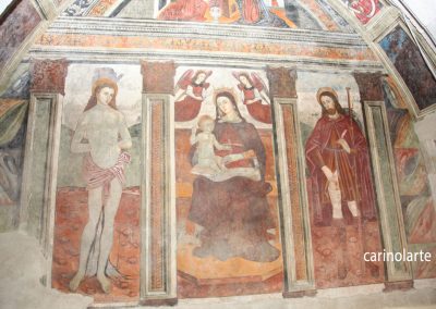 Affresco presente sul lato destro della chiesa: l'immagine rappresenta San Sebastiano, la Madonna con il Bambino coronata dagli Angeli, San Rocco.