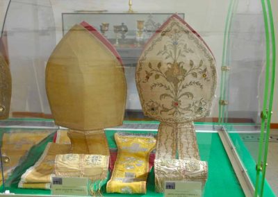 Mitre dei vescovi di Carinola. Reperti di grande manifattura in seta e ricamati con filo laminato.