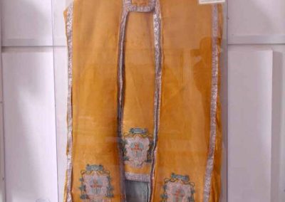 Paramenti per la celebrazioni di funzioni liturgiche. Tutte in seta ricamate e lavorate con filo laminato in oro. I paramenti con stemmi vescovili sono stati identificati per appartenenza e periodo.